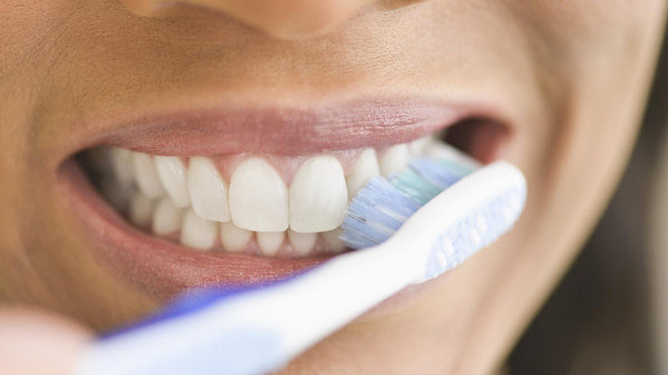 Exemplo de falácia do apelo à natureza: escovar os dentes não é algo "natural" e, portanto, só pode ser nocivo.